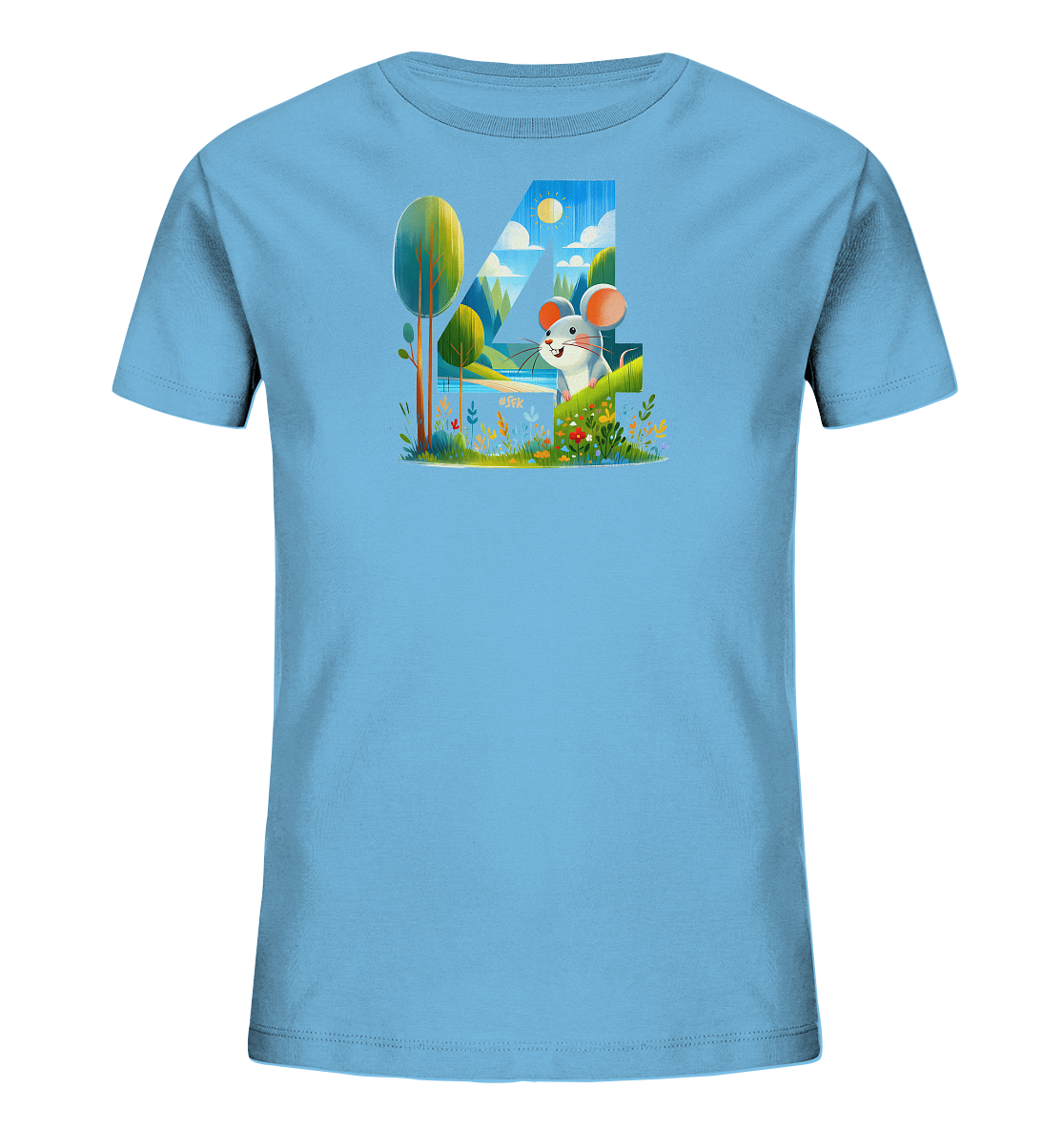 Onlineshop Shirts fuer Kinder - Dieses hellblaue Kinder-T-Shirt zeigt eine detailreiche Illustration. Im Vordergrund sitzt eine freundliche Maus umgeben von Blumen und Gras. Die Szene mit Baeumen, See und Bergen ist stilvoll in der Form der Zahl 4 dargestellt. Das farbenfrohe Design vermittelt eine froehliche Naturstimmung.