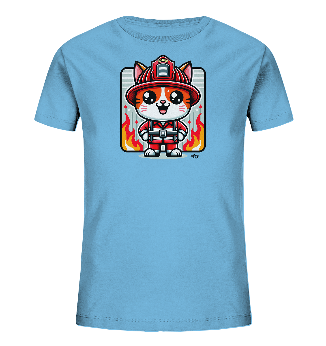 Onlineshop Shirts fuer Kinder - Das Bild zeigt ein hellblaues Kinder-T-Shirt mit einer grafischen Darstellung einer Cartoon-Katze. Die Katze ist als Feuerwehrmann gekleidet, traegt einen roten Helm und Anzug und steht vor einem Hintergrund mit grauen Streifen und Flammen. Das Design ist froehlich und kindgerecht gestaltet.