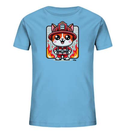 Onlineshop Shirts fuer Kinder - Das Bild zeigt ein hellblaues Kinder-T-Shirt mit einer grafischen Darstellung einer Cartoon-Katze. Die Katze ist als Feuerwehrmann gekleidet, traegt einen roten Helm und Anzug und steht vor einem Hintergrund mit grauen Streifen und Flammen. Das Design ist froehlich und kindgerecht gestaltet.