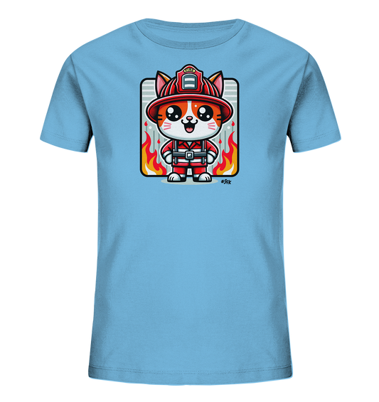 Onlineshop Shirts fuer Kinder - Das Bild zeigt ein hellblaues Kinder-T-Shirt mit einer grafischen Darstellung einer Cartoon-Katze. Die Katze ist als Feuerwehrmann gekleidet, traegt einen roten Helm und Anzug und steht vor einem Hintergrund mit grauen Streifen und Flammen. Das Design ist froehlich und kindgerecht gestaltet.