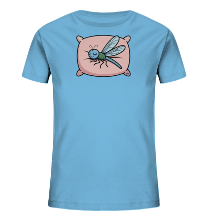 Onlineshop Shirts fuer Kinder - Das Bild zeigt ein hellblaues Kinder-T-Shirt mit einem niedlichen Frontdruck. Eine Cartoon-Libelle in Blau- und Gruentoenen liegt entspannt auf einem rosa Kissen. Das Motiv ist zentral auf der Vorderseite platziert und verleiht dem Shirt einen ruhigen, kinderfreundlichen Charakter. Die Illustration wirkt sanft und detailreich.