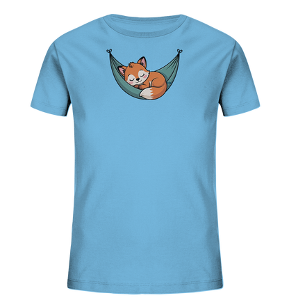 Onlineshop Shirts fuer Kinder - Das Bild zeigt ein hellblaues Kinder-T-Shirt mit einem niedlichen Motiv. Darauf ist ein schlafender Fuchs in einer Haengematte abgebildet. Der Fuchs ist orange-braun und liegt friedlich in der teal-gruenen Haengematte, was eine ruhige Szene darstellt. Das Design verleiht dem Shirt einen verspielten und entspannenden Charakter.