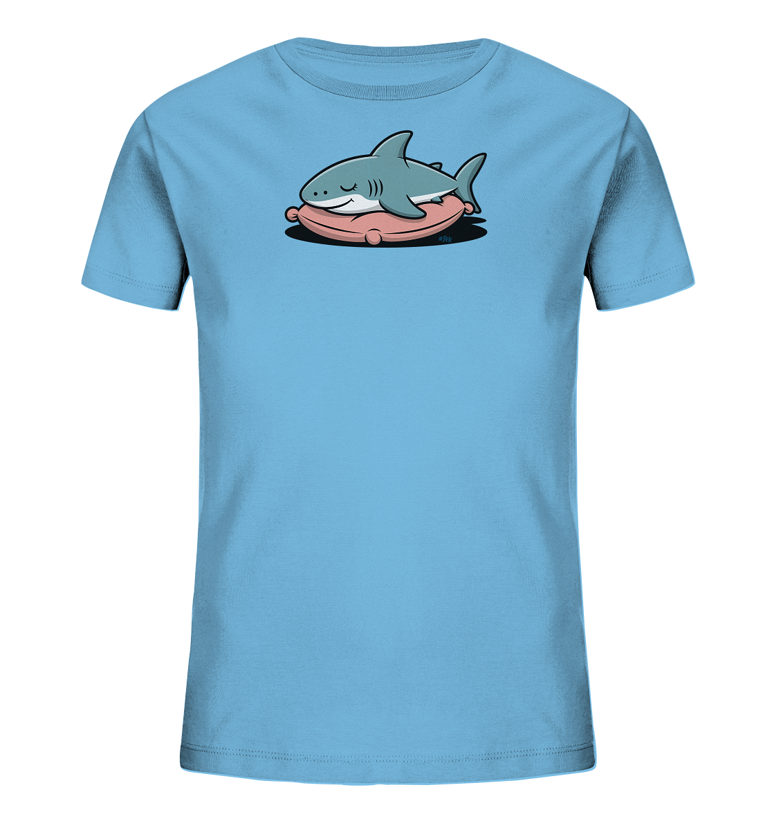 Onlineshop Shirts fuer Kinder - Das Bild zeigt ein hellblaues T-Shirt fuer Kinder mit einem niedlichen Motiv auf der Vorderseite. Darauf ist ein graublauer Cartoon-Hai zu sehen, der entspannt auf einem rosafarbenen Kissen liegt und die Augen geschlossen hat. Das Design wirkt verspielt und friedlich, ideal fuer Kinder.