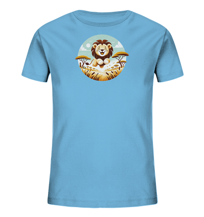 Onlineshop Shirts fuer Kinder - Das hellblaue T-Shirt zeigt ein rundes Motiv mit einem laechelnden Cartoon-Loewen. Er sitzt in einer Savannenlandschaft mit Baeumen und hohen Graesern unter einem Himmel mit Wolken und Voegeln. Das Design ist freundlich und verspielt gestaltet.