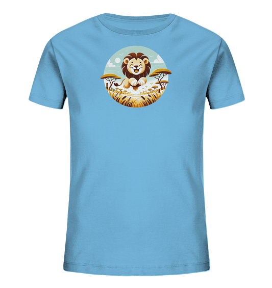 Onlineshop Shirts fuer Kinder - Das hellblaue T-Shirt zeigt ein rundes Motiv mit einem laechelnden Cartoon-Loewen. Er sitzt in einer Savannenlandschaft mit Baeumen und hohen Graesern unter einem Himmel mit Wolken und Voegeln. Das Design ist freundlich und verspielt gestaltet.