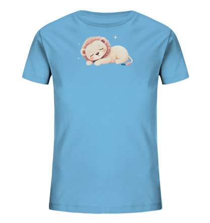 Onlineshop Shirts fuer Kinder - Das Bild zeigt ein hellblaues Kinder-T-Shirt. Darauf ist ein suesser, schlafender Cartoon-Loewe abgebildet. Der Loewe hat einen hellen Koerper und eine rosafarbene Maehne, friedlich ruhend mit geschlossenen Augen. Kleine funkelnde Elemente schweben um seinen Kopf und betonen das ruhige Motiv.
