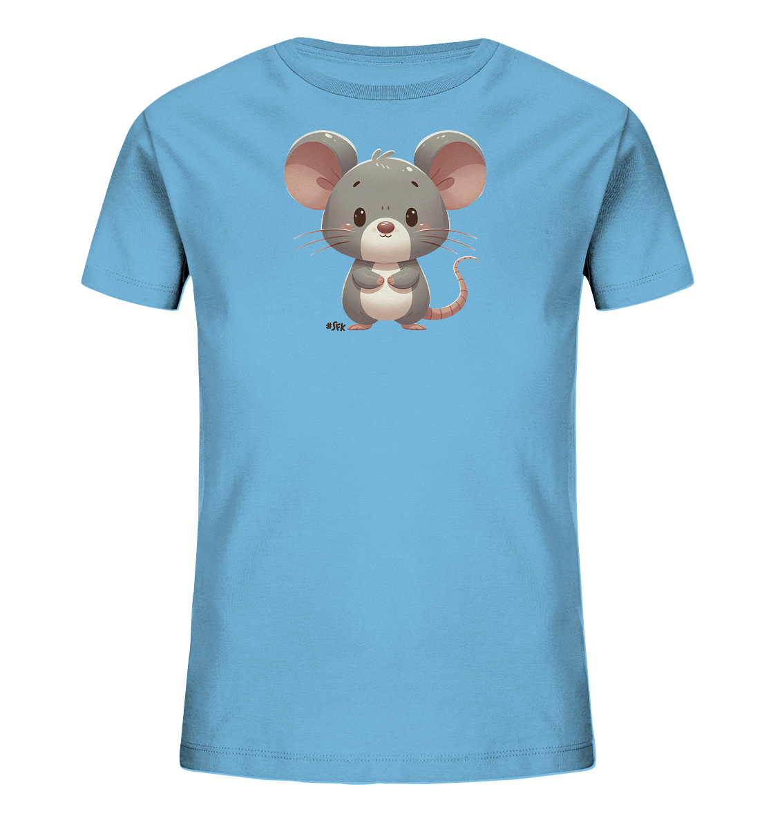 Onlineshop Shirts für Kinder - Das Bild zeigt ein hellblaues T-Shirt für Kinder. Auf der Vorderseite ist eine detailreiche, niedliche Illustration einer grauen Maus gedruckt. Die Maus hat große Ohren, ein freundliches Gesicht und die Hände vor sich gefaltet. Unterhalb der Maus befindet sich ein kleines '#SFK'. Das Design ist verspielt und zentral auf dem Shirt platziert.