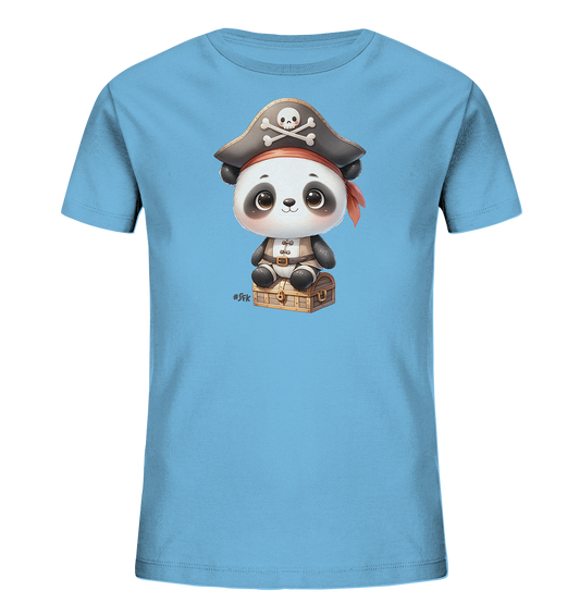 Onlineshop Shirts fuer Kinder - Das hellblaue T-Shirt zeigt einen niedlichen Panda als Pirat. Der Panda sitzt auf einer hoelzernen Schatzkiste und traegt einen Piratenhut mit Totenkopfsymbol. Dieses charmante Motiv ist perfekt fuer kleine Abenteurer.