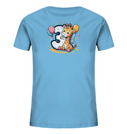 Onlineshop Shirts fuer Kinder - Dieses hellblaue T-Shirt fuer Kinder zeigt ein suesses Motiv mit einer kleinen, laechelnden Cartoon-Giraffe. Die Giraffe sitzt vor einer grossen Zahl '3', die mit Sternen verziert ist. Das Design wird von bunten Konfetti-Punkten und zwei Ballons in Rosa und Gelb ergaenzt. Es ist ein froehliches Design, ideal fuer einen dritten Geburtstag.