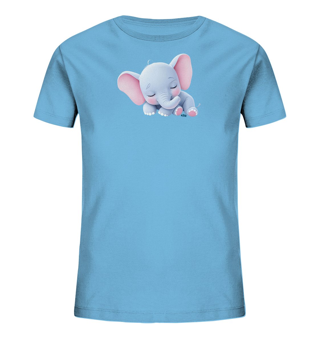 Onlineshop Shirts fuer Kinder - Das Bild zeigt ein hellblaues Kinder-T-Shirt mit einem zarten Aufdruck auf der Vorderseite. In der Mitte ist ein suesses, schlafendes Baby-Elefaentchen abgebildet. Der Elefant ist hellgrau mit rosafarbenen Ohren und Fuessen und hat die Augen geschlossen, was einen friedlichen Ausdruck vermittelt. Das detailreiche Design verleiht dem Shirt einen sanften, kindgerechten Charakter.
