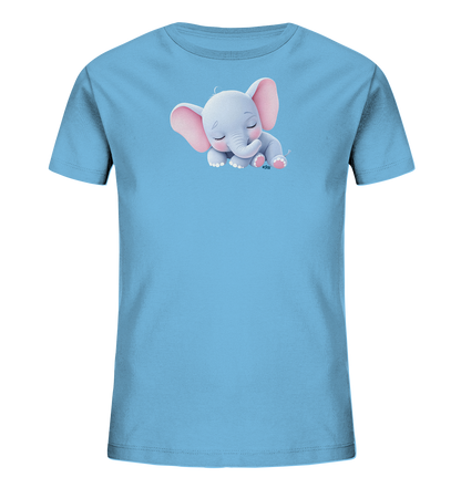 Onlineshop Shirts fuer Kinder - Das Bild zeigt ein hellblaues Kinder-T-Shirt mit einem zarten Aufdruck auf der Vorderseite. In der Mitte ist ein suesses, schlafendes Baby-Elefaentchen abgebildet. Der Elefant ist hellgrau mit rosafarbenen Ohren und Fuessen und hat die Augen geschlossen, was einen friedlichen Ausdruck vermittelt. Das detailreiche Design verleiht dem Shirt einen sanften, kindgerechten Charakter.
