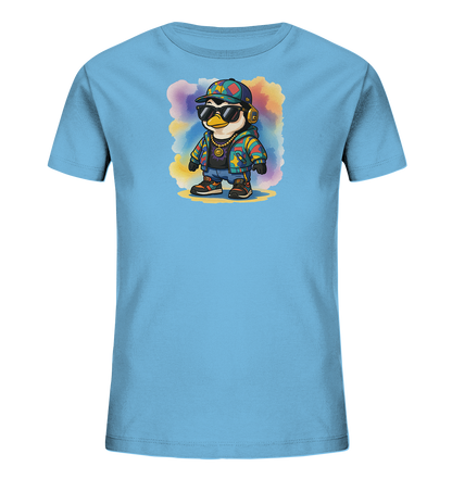 Onlineshop Shirts fuer Kinder - Das Bild zeigt ein hellblaues Kinder-T-Shirt. Auf der Vorderseite ist eine detailreiche Illustration eines Pinguins zu sehen. Der Pinguin traegt Sonnenbrille, eine bunte Kappe, Kopfhoerer, eine Goldkette, eine farbenfrohe Jacke und Sneaker. Ein mehrfarbiger Aquarell-Hintergrund umrahmt das froehliche und modische Motiv.