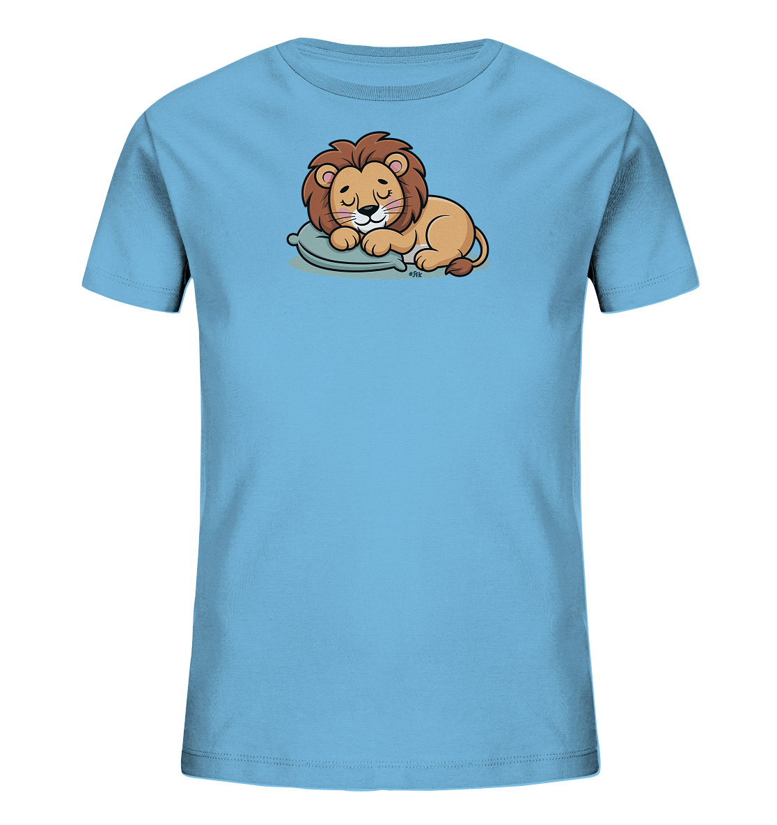 Onlineshop Shirts fuer Kinder - Das Bild zeigt ein hellblaues Kinder-T-Shirt. Auf der Vorderseite ist eine niedliche Cartoon-Illustration eines schlafenden Loewen zu sehen. Der Loewe liegt friedlich auf einem kleinen, grauen Kissen, die Augen geschlossen und ein leichtes Laecheln im Gesicht. Das Design wirkt ruhig und liebenswert, ideal fuer ein Kinderkleidungsstueck.