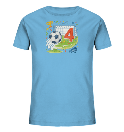 Onlineshop Shirts fuer Kinder - Das hellblaue T-Shirt zeigt ein lebhaftes Fussball-Motiv fuer Kinder. Im Zentrum des Designs stehen ein Ball, ein Tor und die grosse rote Zahl 4. Das Bild wird durch Elemente wie eine Trophaee, Fussballschuhe und Konfetti ergaenzt. Dies schafft eine festliche Szene rund um das Thema Fussball.