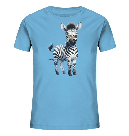 Onlineshop Shirts fuer Kinder - Das Bild zeigt ein hellblaues T-Shirt fuer Kinder. Auf der Vorderseite befindet sich eine detaillierte Illustration eines jungen Zebras. Das Zebra ist in stehender Position dargestellt und blickt geradeaus. Seine schwarz-weissen Streifen und die Maehne sind deutlich erkennbar.