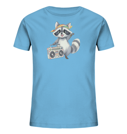 Onlineshop Shirts fuer Kinder - Das Bild zeigt ein hellblaues Kinder-T-Shirt. Auf der Vorderseite ist ein cartoonartiger Waschbaer abgebildet, der ein buntes Stirnband traegt. Er haelt eine Boombox und hat eine froehliche, aktive Haltung. Das Design ist farbenfroh und kindgerecht gestaltet.