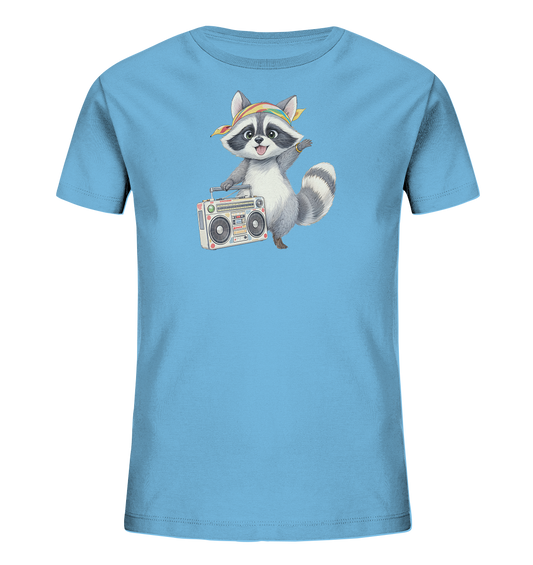 Onlineshop Shirts fuer Kinder - Das Bild zeigt ein hellblaues Kinder-T-Shirt. Auf der Vorderseite ist ein cartoonartiger Waschbaer abgebildet, der ein buntes Stirnband traegt. Er haelt eine Boombox und hat eine froehliche, aktive Haltung. Das Design ist farbenfroh und kindgerecht gestaltet.