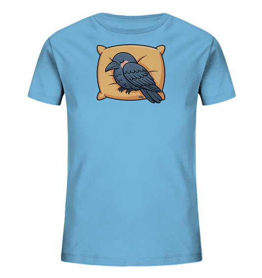 Onlineshop Shirts fuer Kinder - Das Bild zeigt ein hellblaues Kinder-T-Shirt mit einem zentralen Aufdruck. Dieser zeigt einen dunkelgrauen Vogel, der friedlich auf einem beigefarbenen Kissen schlaeft. Das Design wirkt ruhig und niedlich. Es ist eine ansprechende Wahl fuer Kinder.