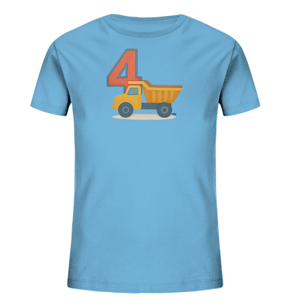 Onlineshop Shirts fuer Kinder - Das Bild zeigt ein hellblaues Kinder-T-Shirt mit einem detailreichen Motiv. Auf der Vorderseite ist ein gelber Muldenkipper abgebildet. Daneben steht eine grosse, orangefarbene Zahl 4 mit einer grauen Umrandung. Das Motiv wird durch einen sandfarbenen Untergrund ergaenzt.