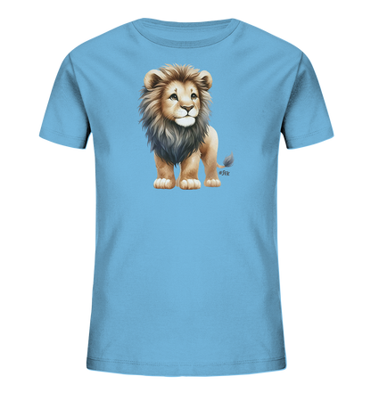 Onlineshop Shirts fuer Kinder - Das Bild zeigt ein hellblaues Kinder T-Shirt. Auf der Vorderseite ist eine Illustration eines jungen Loewen zu sehen. Der Loewe hat eine flauschige Maehne und einen freundlichen Ausdruck. Er steht aufrecht in der Mitte des Shirts.