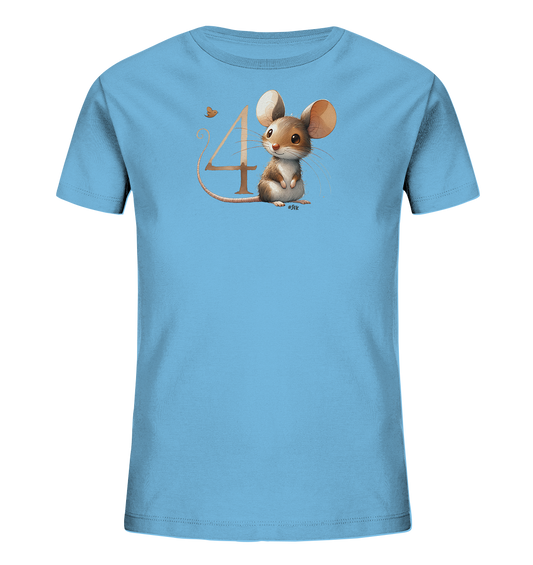 Onlineshop Shirts fuer Kinder - Das Bild zeigt ein hellblaues T-Shirt fuer Kinder. Auf der Vorderseite ist eine niedliche, gezeichnete Maus abgebildet, die aufrecht sitzt. Neben der Maus befindet sich die grosse, goldbraune Zahl '4', und ein kleiner Schmetterling fliegt darueber. Das Design ist verspielt und freundlich.