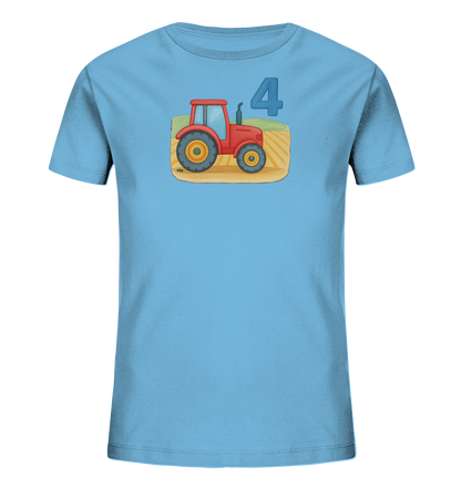 Onlineshop Shirts fuer Kinder - Das Bild zeigt ein hellblaues T-Shirt fuer Kinder mit einem detailreichen Aufdruck in der Mitte. Zu sehen ist ein roter Traktor, der auf einem Feld mit gelbem Boden und gruenen Huegeln faehrt. Über dem Traktor ist die grosse blaue Zahl '4' platziert, was auf ein Alter oder Jubilaeum hindeutet. Das Design ist farbenfroh und kindgerecht gestaltet.