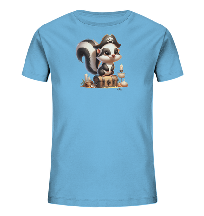 Onlineshop Shirts fuer Kinder - Das Bild zeigt ein hellblaues Kinder-T-Shirt mit einer Illustration auf der Vorderseite. Die Grafik zeigt ein niedliches, cartoonartiges Stinktier mit einem Piratenhut auf dem Kopf, das auf einer hoelzernen Schatztruhe sitzt. Um die Truhe herum sind Elemente wie Kerzen, Sand und eine kleine Flagge mit Totenkopfmuster zu sehen. Das Design ist verspielt und detailliert.