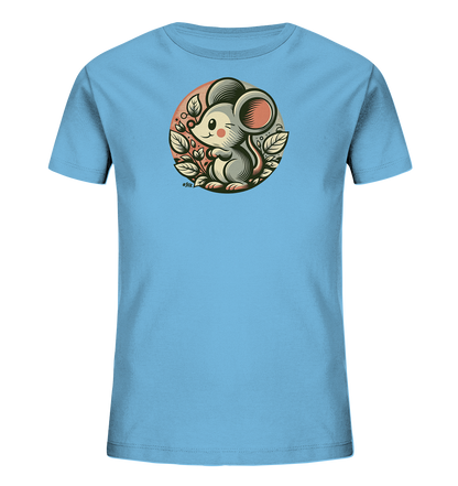 Onlineshop Shirts fuer Kinder - Das Bild zeigt ein hellblaues T-Shirt fuer Kinder mit einem kreisfoermigen Motiv auf der Vorderseite. Das Design stellt eine suesse, cartoonhafte Maus dar, die von gruenen Blaettern und kleinen Beeren umgeben ist. Die Maus sitzt aufrecht und laechelt, waehrend der Hintergrund des Kreises leicht gestreift ist. Die Illustration wirkt freundlich und detailreich.