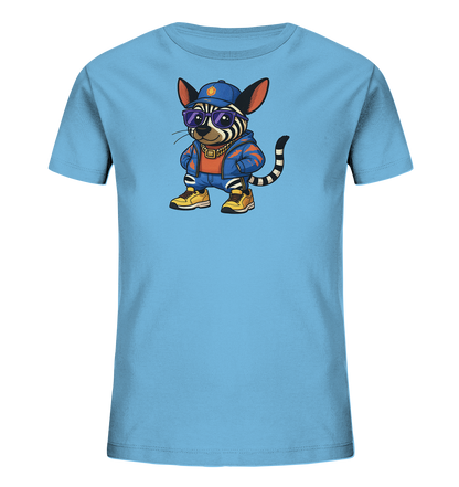 Onlineshop Shirts fuer Kinder - Das Bild zeigt ein hellblaues Kinder-T-Shirt mit einer Cartoon-Illustration eines gestreiften Tieres. Das Tier traegt eine blaue Baseballkappe, lila Sonnenbrillen, eine goldene Kette, ein orangefarbenes Shirt, eine blaue Jacke, blaue Hosen und gelbe Sneaker. Das Design verleiht dem Shirt einen modischen und verspielten Look.