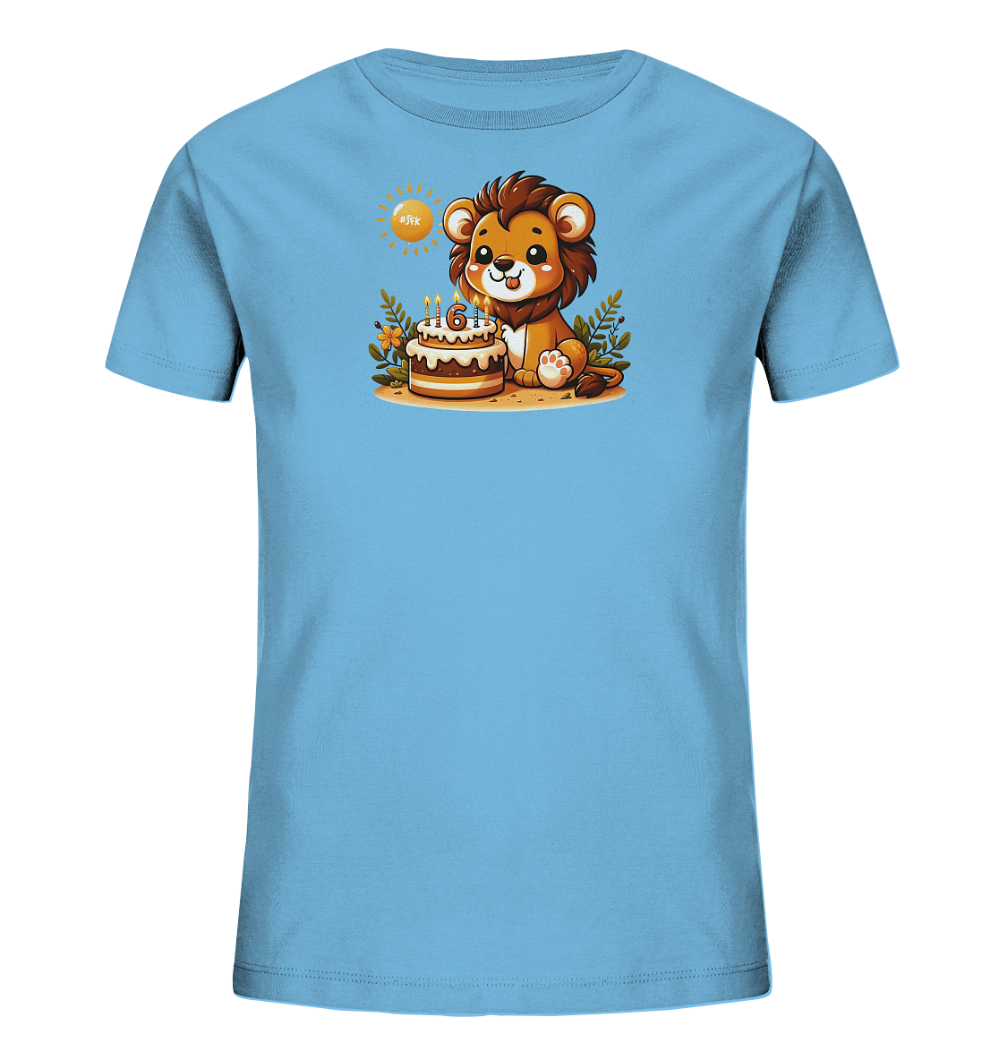 Onlineshop Shirts fuer Kinder - Das Bild zeigt ein hellblaues T-Shirt fuer Kinder mit einem niedlichen Druck eines Zeichentrickloewen. Der kleine Loewe sitzt neben einem Geburtstagskuchen mit brennenden Kerzen, die die Zahl Sechs darstellen. Um das Motiv herum sind Blaetter, Blumen und eine Sonne abgebildet, was dem Design eine froehliche und festliche Stimmung verleiht. Es ist ein verspieltes Motiv fuer einen Geburtstag.