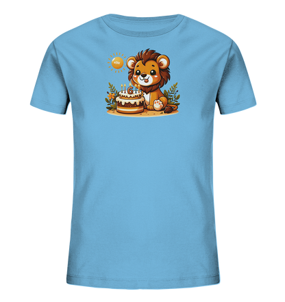 Onlineshop Shirts fuer Kinder - Das Bild zeigt ein hellblaues T-Shirt fuer Kinder mit einem niedlichen Druck eines Zeichentrickloewen. Der kleine Loewe sitzt neben einem Geburtstagskuchen mit brennenden Kerzen, die die Zahl Sechs darstellen. Um das Motiv herum sind Blaetter, Blumen und eine Sonne abgebildet, was dem Design eine froehliche und festliche Stimmung verleiht. Es ist ein verspieltes Motiv fuer einen Geburtstag.
