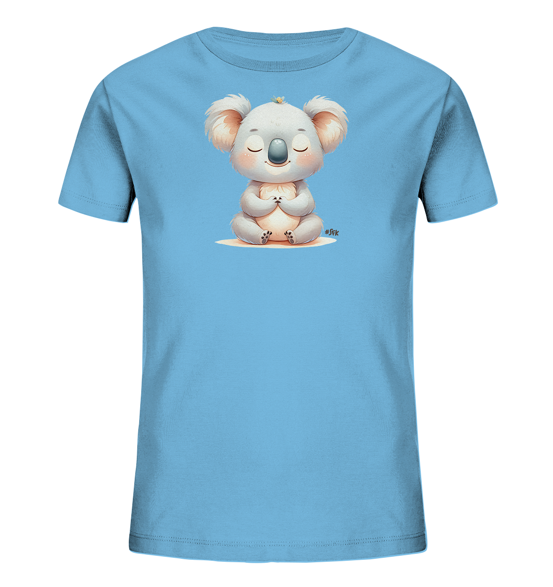 Onlineshop Shirts fuer Kinder - Das Bild zeigt ein hellblaues T-Shirt mit einer niedlichen Illustration eines Koalabaeren. Der Koala sitzt in einer entspannten Meditationspose mit geschlossenen Augen und gefalteten Pfoten. Ein kleiner gelber Vogel ruht auf seinem Kopf, was dem Motiv einen charmanten Akzent verleiht. Das Design hat einen ruhigen und freundlichen Charakter, perfekt fuer Kinder.