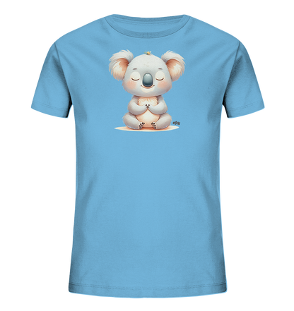 Onlineshop Shirts fuer Kinder - Das Bild zeigt ein hellblaues T-Shirt mit einer niedlichen Illustration eines Koalabaeren. Der Koala sitzt in einer entspannten Meditationspose mit geschlossenen Augen und gefalteten Pfoten. Ein kleiner gelber Vogel ruht auf seinem Kopf, was dem Motiv einen charmanten Akzent verleiht. Das Design hat einen ruhigen und freundlichen Charakter, perfekt fuer Kinder.