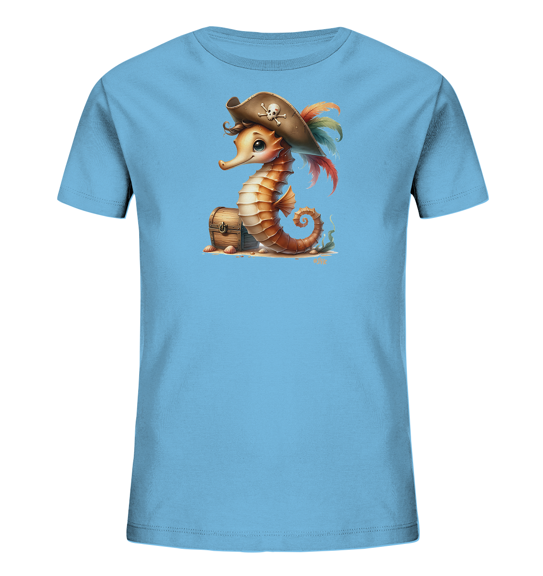 Onlineshop Shirts fuer Kinder - Das Bild zeigt ein hellblaues Kinder T-Shirt mit einem verspielten Aufdruck. Darauf ist ein niedliches Seepferdchen als Pirat mit Hut und bunten Federn zu sehen. Es sitzt neben einer kleinen Schatztruhe auf Sand. Das Motiv wirkt froehlich und detailreich.