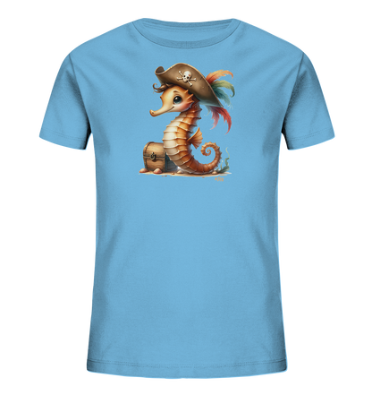 Onlineshop Shirts fuer Kinder - Das Bild zeigt ein hellblaues Kinder T-Shirt mit einem verspielten Aufdruck. Darauf ist ein niedliches Seepferdchen als Pirat mit Hut und bunten Federn zu sehen. Es sitzt neben einer kleinen Schatztruhe auf Sand. Das Motiv wirkt froehlich und detailreich.