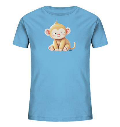 Onlineshop Shirts fuer Kinder - Das Bild zeigt ein hellblaues Kinder-T-Shirt. Auf der Vorderseite ist eine niedliche, cartoonhafte Affenillustration abgebildet. Das Äffchen sitzt mit geschlossenen Augen und einem sanften Laecheln, was ihm einen friedlichen Ausdruck verleiht. Seine hellbraune Fellfarbe und die rosafarbenen Ohreninnenseiten tragen zum charmanten Erscheinungsbild bei.