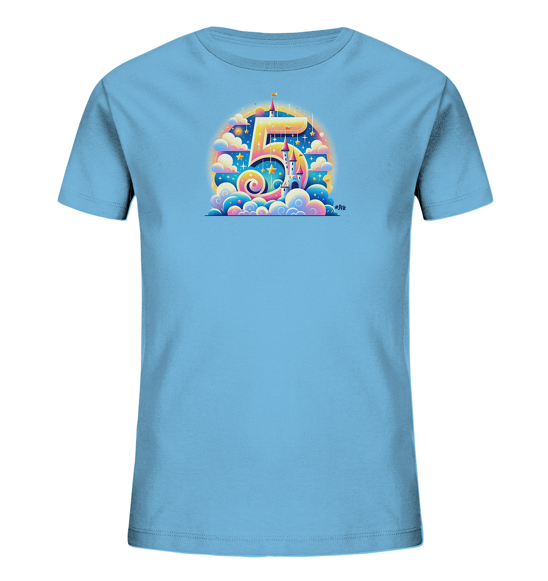 Onlineshop Shirts für Kinder - Das Bild zeigt ein hellblaues Kinder-T-Shirt mit einem großen, farbenfrohen Motiv auf der Vorderseite. Im Zentrum steht die Zahl '5', eingebettet in eine Fantasielandschaft mit einem Märchenschloss, Wolken und Sternen. Regenbogenfarben und sanfte Übergänge prägen das Design. Das Motiv wirkt verträumt und märchenhaft, ideal für ein Kindergeburtstags-Shirt oder einfach als verspieltes Oberteil.