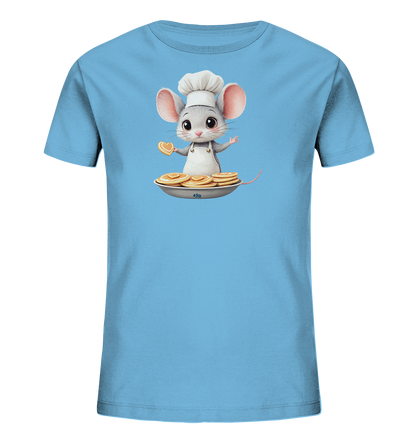 Onlineshop Shirts fuer Kinder - Das Bild zeigt ein hellblaues T-Shirt fuer Kinder. Auf der Vorderseite ist eine niedliche Maus als Koch dargestellt, die eine Kochmuetze und Schuerze traegt. Die Maus haelt ein herzfoermiges Gebaeckstueck in der Hand und steht in einer Pfanne voller Pfannkuchen. Das Design wirkt verspielt und liebevoll gestaltet.