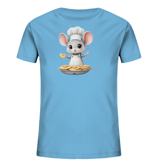 Onlineshop Shirts fuer Kinder - Das Bild zeigt ein hellblaues T-Shirt fuer Kinder. Auf der Vorderseite ist eine niedliche Maus als Koch dargestellt, die eine Kochmuetze und Schuerze traegt. Die Maus haelt ein herzfoermiges Gebaeckstueck in der Hand und steht in einer Pfanne voller Pfannkuchen. Das Design wirkt verspielt und liebevoll gestaltet.