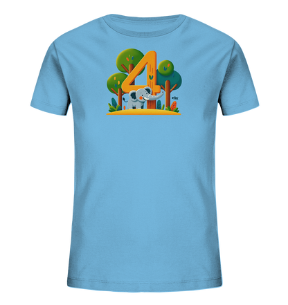 Onlineshop Shirts fuer Kinder - Das Bild zeigt ein hellblaues Kinder-T-Shirt mit einem farbenfrohen Druck auf der Vorderseite. Das Motiv zeigt einen freundlichen Cartoon-Elefanten, der neben einer grossen orangefarbenen Zahl '4' steht. Dahinter sind stilisierte Baeume und Pflanzen in gruenen und erdigen Toenen zu sehen. Das Design ist verspielt und thematisch auf einen vierten Geburtstag oder das Alter vier Jahre ausgerichtet.