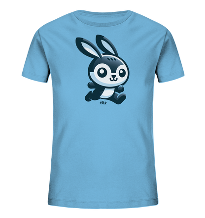 Onlineshop Shirts fuer Kinder - Das Bild zeigt ein hellblaues Kinder-T-Shirt. Auf der Vorderseite ist eine suesse, cartoonartige Illustration eines Hasen zu sehen. Der Hase ist in Schwarz, Weiss und Grau gehalten und scheint zu rennen oder zu springen. Das Design wirkt verspielt und ansprechend fuer Kinder.