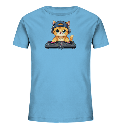 Onlineshop Shirts fuer Kinder - Das Bild zeigt ein hellblaues T-Shirt fuer Kinder mit einem niedlichen Cartoon-Motiv einer Katze. Die Katze traegt eine blaue Kappe, Kopfhoerer und eine goldene Kette, waehrend sie an einem DJ-Mischpult sitzt. Das Design wirkt verspielt und musikbezogen.