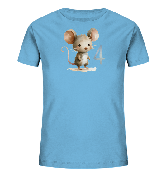 Onlineshop Shirts fuer Kinder - Das Bild zeigt ein hellblaues T-Shirt mit einem niedlichen, im Aquarellstil gemalten Motiv einer kleinen Maus auf der Vorderseite. Die Maus steht aufrecht neben der grossen Zahl '4', die ebenfalls in sanften Grautoenen gehalten ist. Das Design wirkt verspielt und ansprechend, perfekt fuer ein Kinder-Shirt. Die Illustration der Maus ist detailliert mit grossen Ohren und freundlichem Ausdruck.
