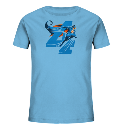 Onlineshop Shirts fuer Kinder - Dieses hellblaue Kinder-T-Shirt zeigt eine dynamische Illustration eines fliegenden Superhelden. Die Figur traegt einen blauen Anzug mit orangefarbenen Akzenten und einen wallenden Umhang. Im Hintergrund dominiert eine grosse, stilisierte Zahl Vier in blau mit orangefarbenem Licht. Das gesamte Motiv wirkt kraftvoll und actionreich.