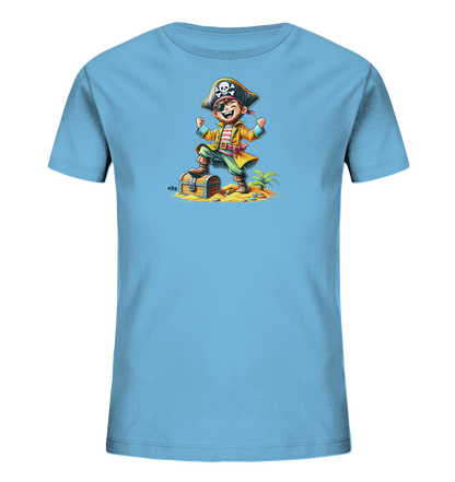 Onlineshop Shirts fuer Kinder - Dieses hellblaue T-Shirt praesentiert eine lebhafte Illustration eines jubelnden Jungen, der als Pirat verkleidet ist. Er steht auf einer geoeffneten Schatzkiste auf einem sandigen Stueck Land, daneben waechst eine kleine Palme. Mit einem Piratenhut, Augenklappe und erhobenen Faeusten feiert er seinen Fund. Das detailreiche Motiv ist perfekt fuer kleine Abenteurer.