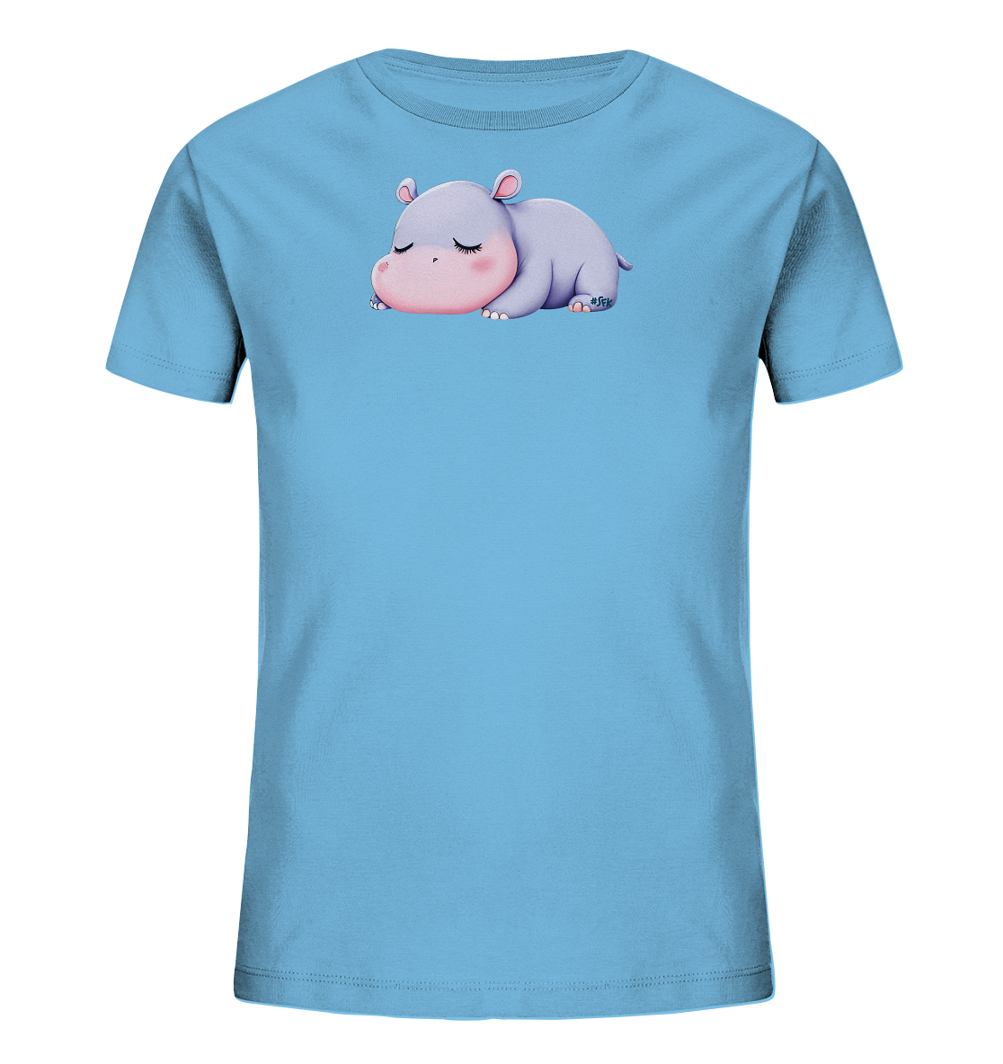 Onlineshop Shirts fuer Kinder - Das Bild zeigt ein hellblaues Kinder-T-Shirt auf einem schwarzen Hintergrund. Auf der Vorderseite ist eine friedlich schlafende Nilpferd-Illustration zu sehen. Das Nilpferd ist in zarten Lila- und Rosatoenen gestaltet, mit sanft geschlossenen Augen, was dem Motiv einen beruhigenden und niedlichen Ausdruck verleiht.