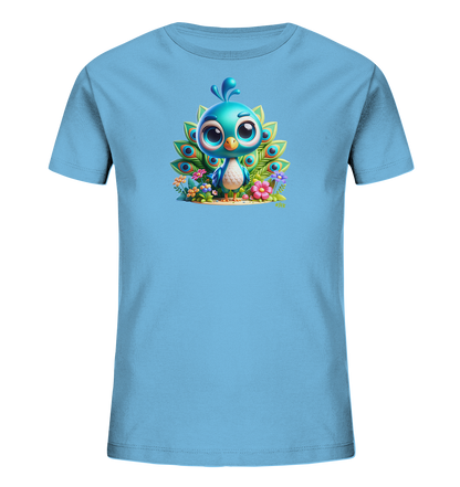 Onlineshop Shirts fuer Kinder - Das Bild zeigt ein hellblaues Kinder-T-Shirt. Auf der Vorderseite ist eine detailreiche und farbenfrohe Grafik eines niedlichen, cartoonartigen Pfauenvogels zu sehen. Der Pfau steht inmitten von Blumen und Blaettern und praesentiert sein aufgefaechertes Schwanzgefieder. Die Illustration ist kindgerecht gestaltet mit grossen Augen und leuchtenden Farben.