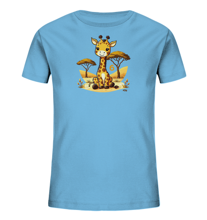 Onlineshop Shirts fuer Kinder - Das Bild zeigt ein hellblaues Kinder-T-Shirt mit einer niedlichen Illustration einer sitzenden Giraffe. Die Giraffe ist von einem Savannen-Hintergrund mit Baeumen und Pflanzen umgeben. Eine orangefarbene Zahl '6' ist neben der Giraffe platziert. Das Design ist farbenfroh und verspielt, ideal fuer kleine Tierfreunde.