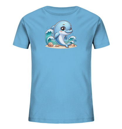 Onlineshop Shirts fuer Kinder - Das Bild zeigt ein hellblaues Kinder-T-Shirt mit einer niedlichen, cartoonhaften Illustration auf der Vorderseite. Im Zentrum des Designs befindet sich ein laechelnder Delphin auf einem Sandstrand, umgeben von stilisierten Wellen und Muscheln. Der Delphin ist in Blautoenen gehalten und hat grosse, freundliche Augen. Dieses maritime Motiv verleiht dem Shirt einen froehlichen und verspielten Look, ideal fuer Kinder.