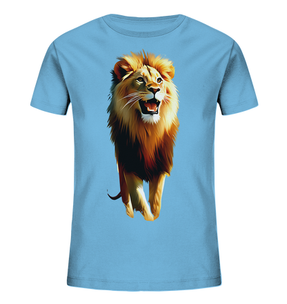 Onlineshop Shirts fuer Kinder - Das Bild zeigt ein hellblaues T-Shirt fuer Kinder. Auf der Vorderseite ist ein detailreicher Druck eines stehenden Loewen zu sehen. Der Loewe ist in realistischen Farben dargestellt und hat eine beeindruckende Maehne. Der Druck verleiht dem Shirt einen wilden und ausdrucksstarken Look.